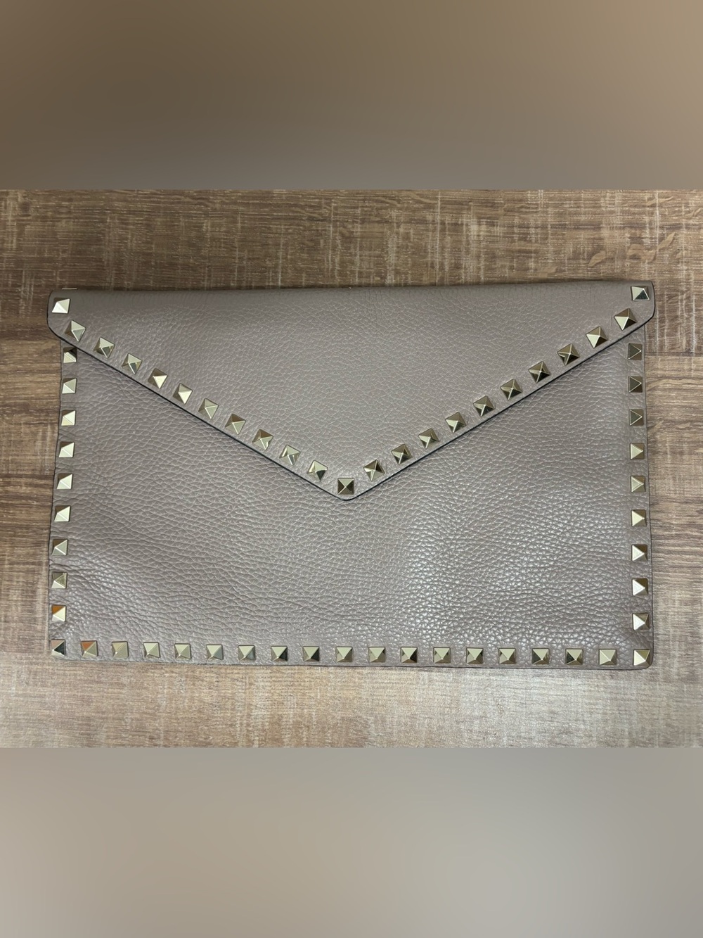 Valentino Garavani Large Rockstud Poudre Leather Flat Pouch Bag